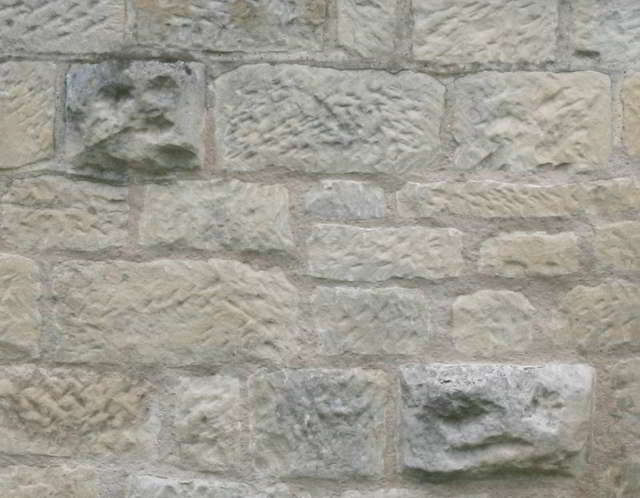 Gesichter in Stein