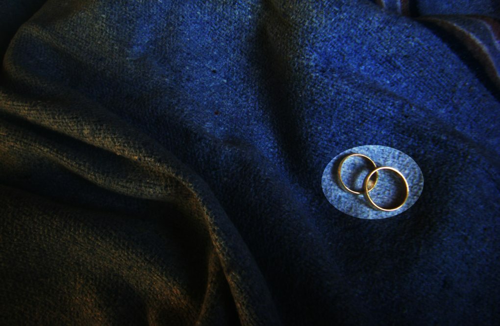 Die Decke zu F��en des Boas, die Ringe als Symbol der Ehe mit dem L�ser