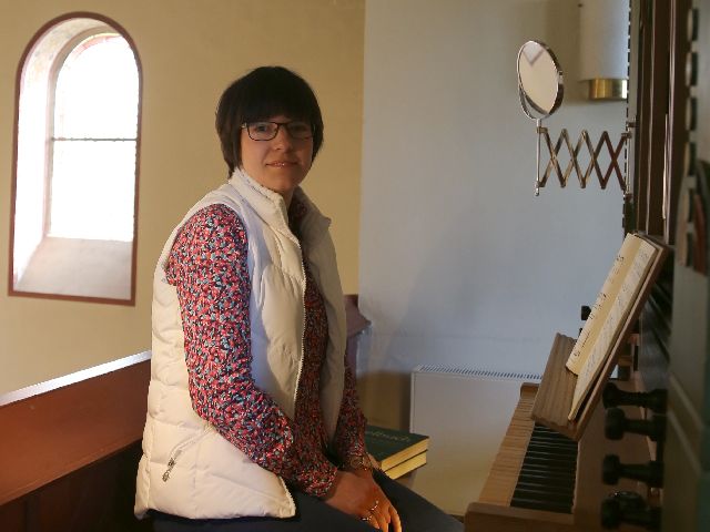Organistin Claudia Köhler spielt in Coppengrave
