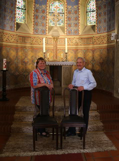 Herr Kohlenberg spendete zwei 100 Jahre alte Stühle der 100 jährigen St.Franziskuskirche