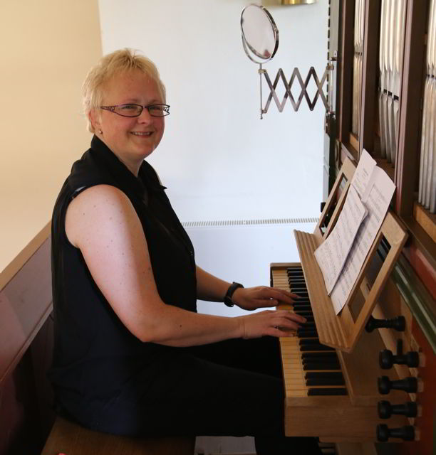 Organistin Caroline Berndt-Uhde spielt in Coppengrave