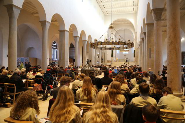 Kirchengemeinde Coppengrave empfängt das Friedenslicht im Mariendom zu Hildesheim