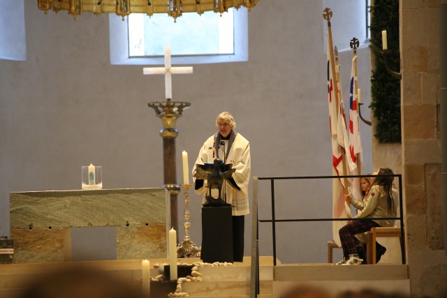 Kirchengemeinde Coppengrave empfängt das Friedenslicht im Mariendom zu Hildesheim