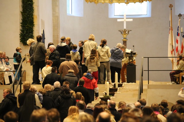 Kirchengemeinde Coppengrave empfängt das Friedenslicht im Mariendom zu Hildesheim