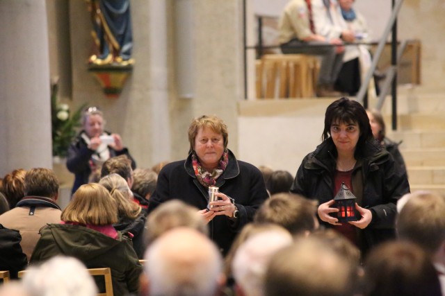 Kirchengemeinde Coppengrave empfängt das Friedenslicht im Mariendom zu Hildesheim