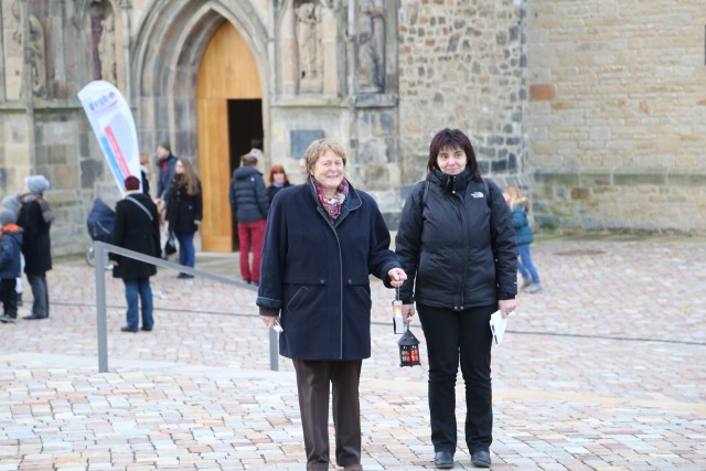 Kirchengemeinde Coppengrave empfängt das Friedenslicht im Mariendom zu Hildesheim