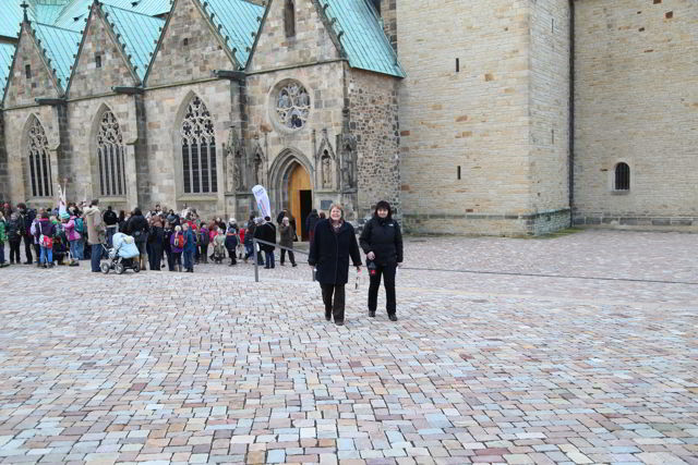 Kirchengemeinde Coppengrave empfängt das Friedenslicht im Mariendom zu Hildesheim