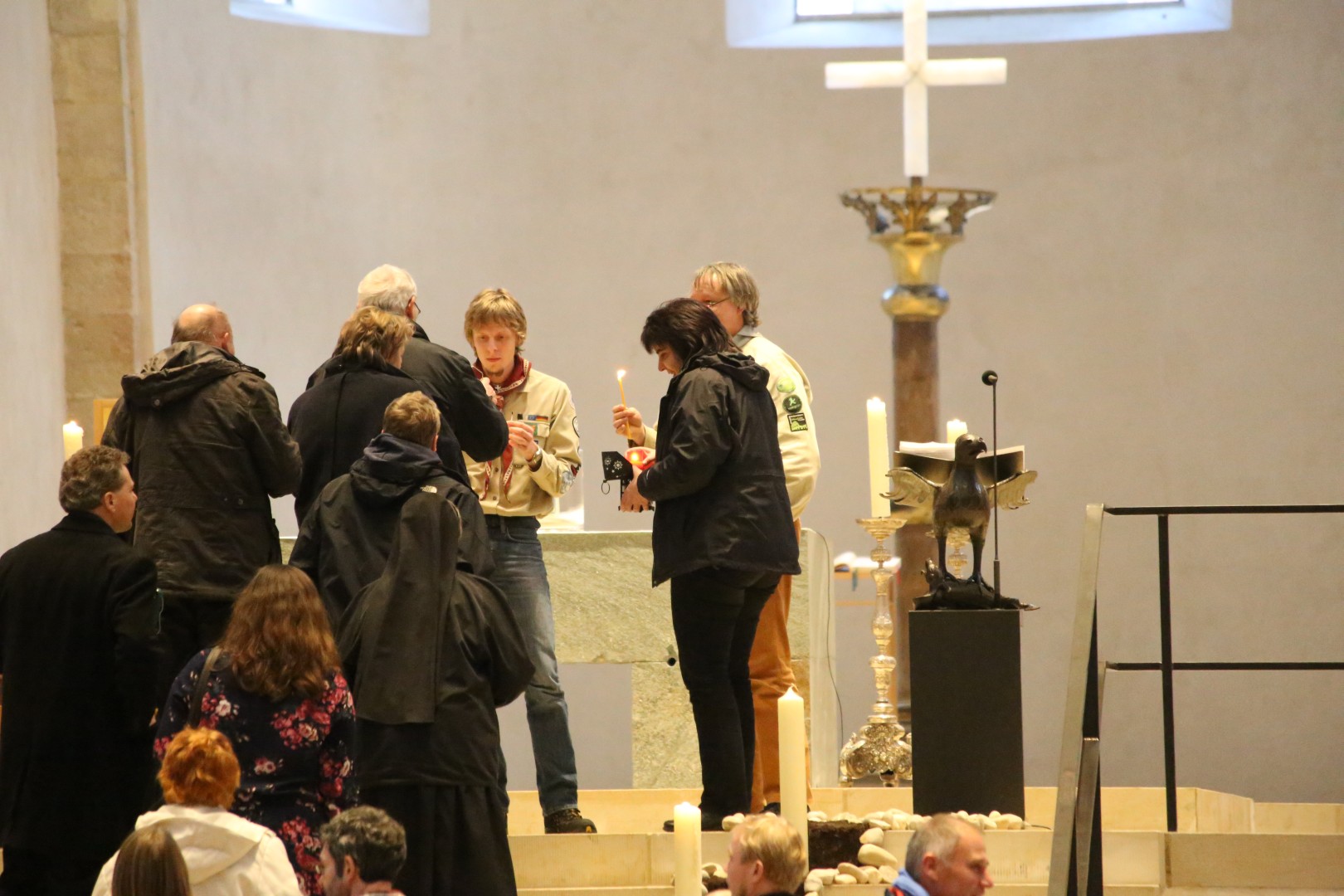 Kirchengemeinde Coppengrave empfängt das Friedenslicht im Mariendom zu Hildesheim