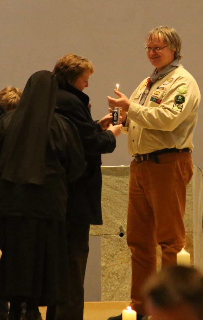 Kirchengemeinde Coppengrave empfängt das Friedenslicht im Mariendom zu Hildesheim