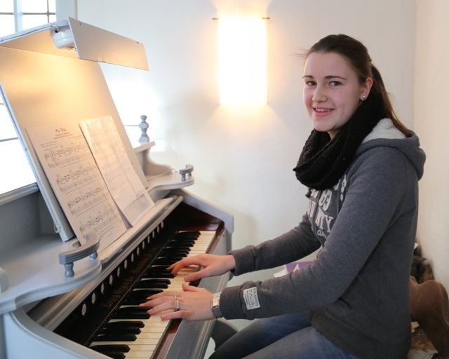 Organistin Sophia Siedersleben spielt in Capellenhagen