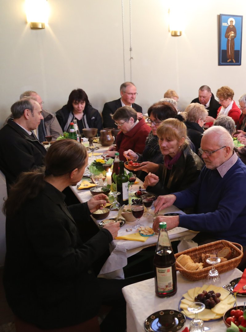 Tischabendmahl am Gründonnerstag in der St. Franziskuskirche