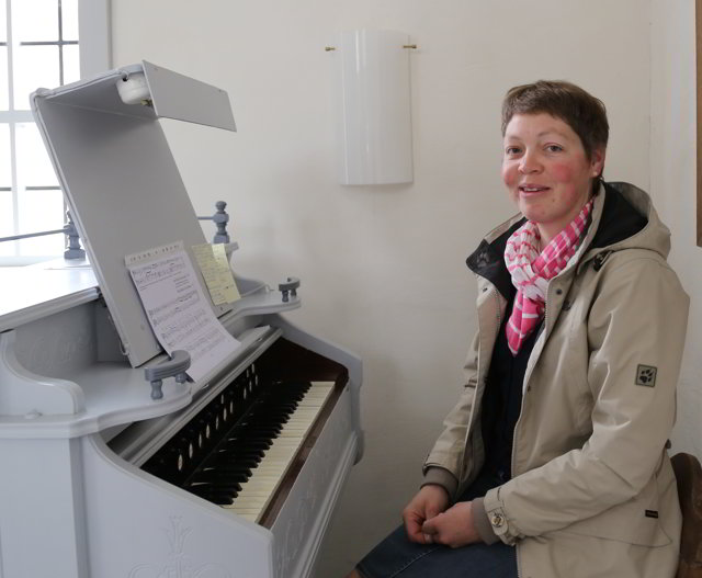 Organistin Kathrin Rössig spielt in Capellenhagen