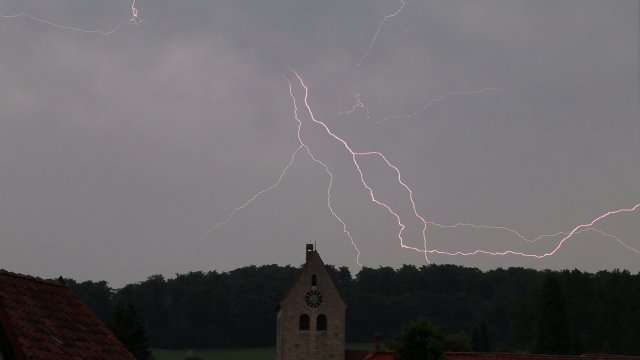 Sommergewitter über der St. Franziskuskirche