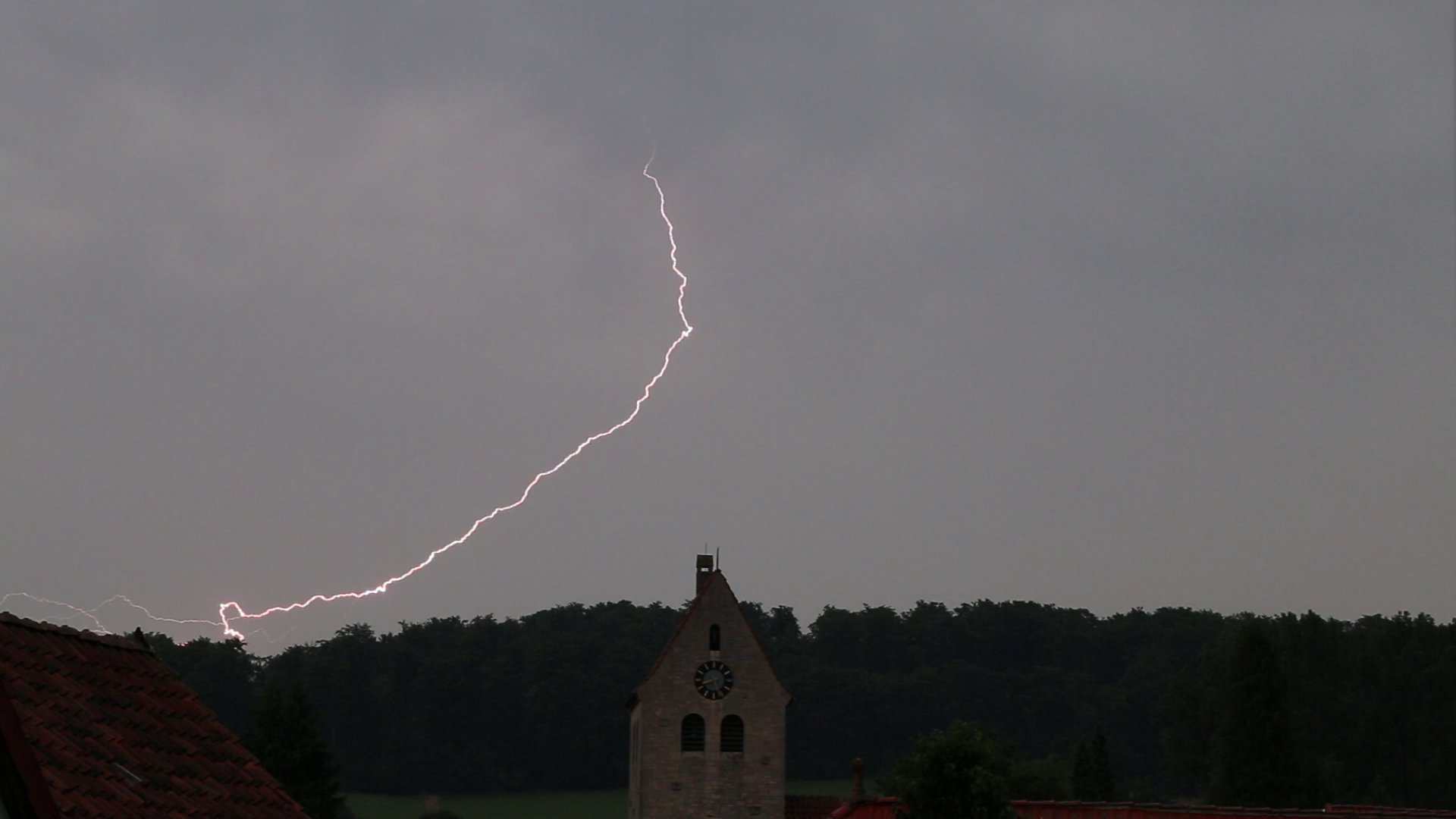 Sommergewitter über der St. Franziskuskirche