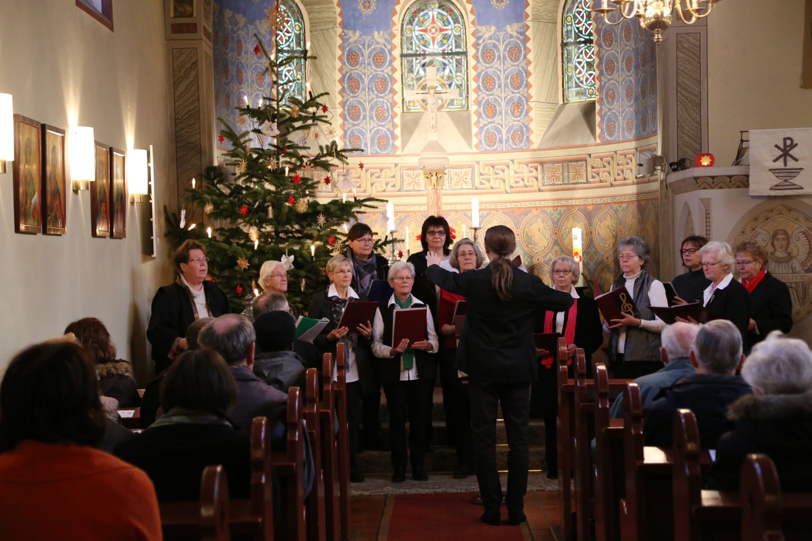 Kirchenchor singt im Gottesdienst am 2. Weihnachtstag