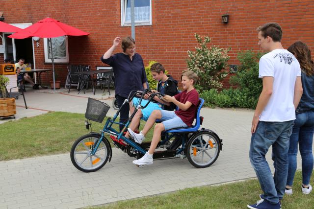 Konfirmanden besuchen die Lobetalarbeit e.V. in Altencelle