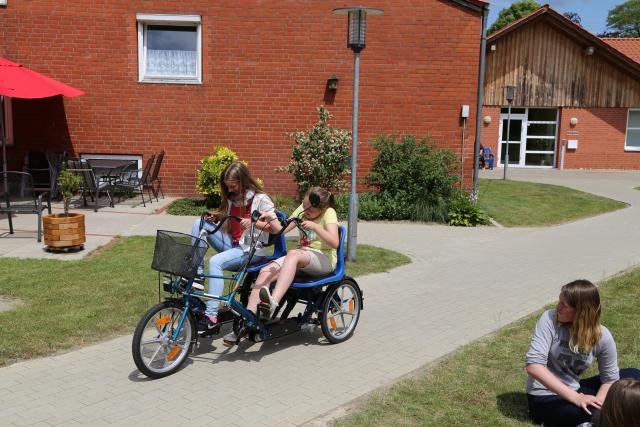 Konfirmanden besuchen die Lobetalarbeit e.V. in Altencelle