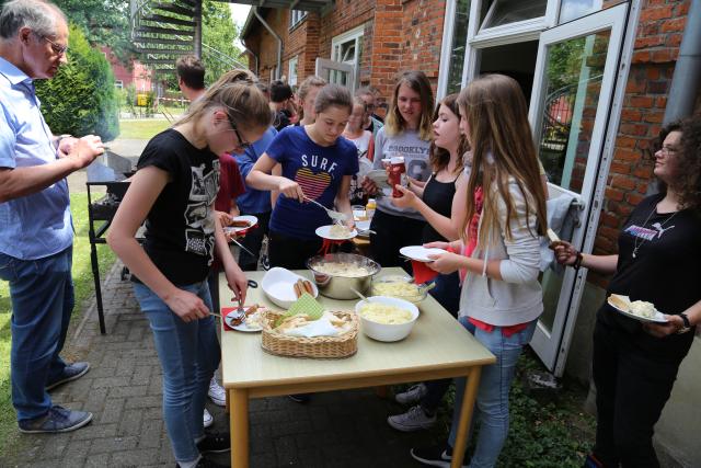 Konfirmanden besuchen die Lobetalarbeit e.V. in Altencelle