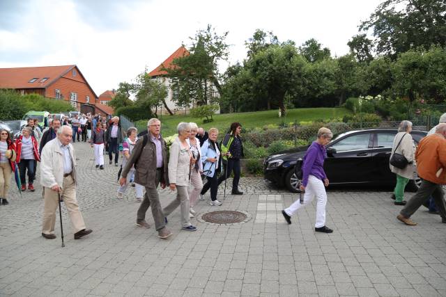 Taufengelwanderung mit Superintendentin Katharina Henking von Lechstedt nach Heinde