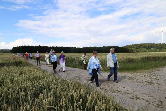 Taufengelwanderung mit Superintendentin Katharina Henking von Lechstedt nach Heinde