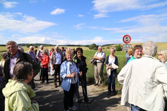 Taufengelwanderung mit Superintendentin Katharina Henking von Lechstedt nach Heinde