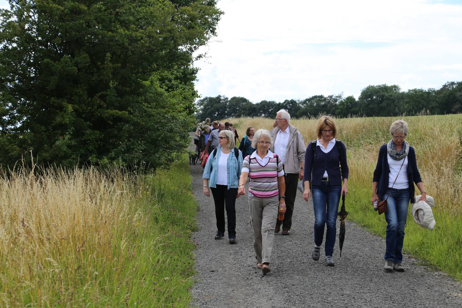 Taufengelwanderung mit Superintendentin Katharina Henking von Lechstedt nach Heinde