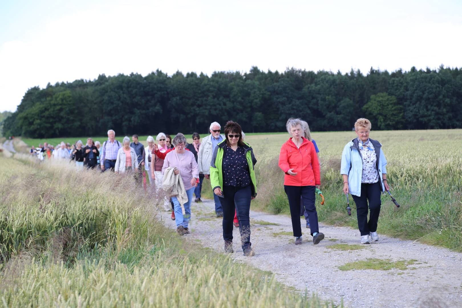 Taufengelwanderung mit Superintendentin Katharina Henking von Lechstedt nach Heinde