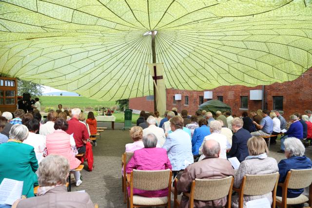 Gottesdienst unter dem Fallschirm in Lübrechtsen