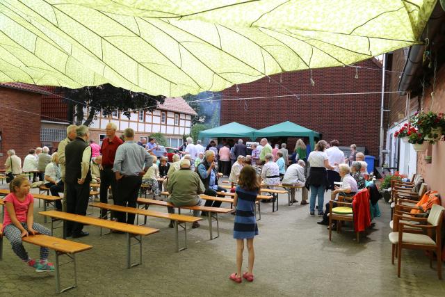 Gottesdienst unter dem Fallschirm in Lübrechtsen