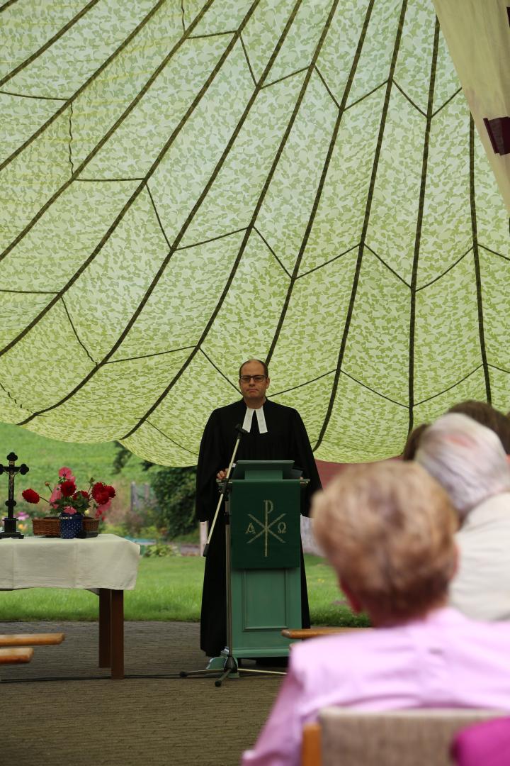 Gottesdienst unter dem Fallschirm in Lübrechtsen