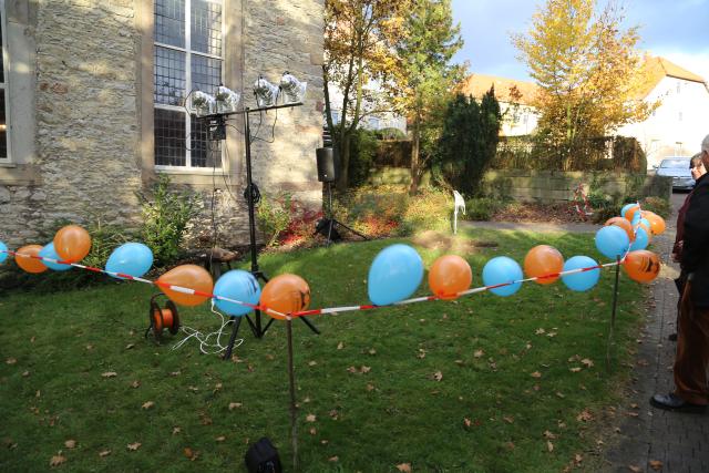 Pflanzen eines Apfelbaumes zum Lutherjahr vor der St. Katharinenkirche