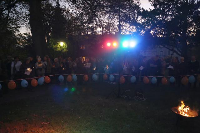 Pflanzen eines Apfelbaumes zum Lutherjahr vor der St. Katharinenkirche