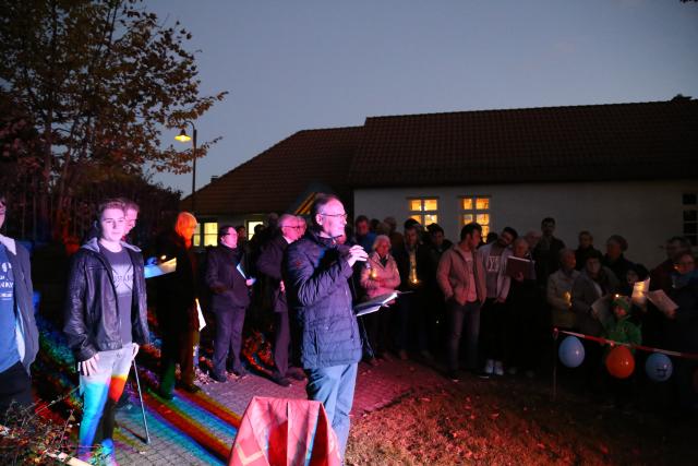 Pflanzen eines Apfelbaumes zum Lutherjahr vor der St. Katharinenkirche