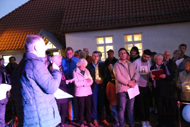 Pflanzen eines Apfelbaumes zum Lutherjahr vor der St. Katharinenkirche