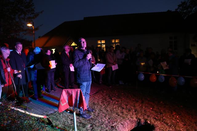 Pflanzen eines Apfelbaumes zum Lutherjahr vor der St. Katharinenkirche