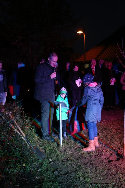 Pflanzen eines Apfelbaumes zum Lutherjahr vor der St. Katharinenkirche