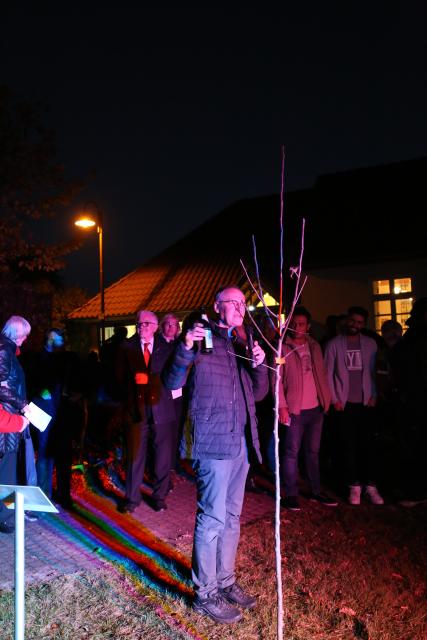 Pflanzen eines Apfelbaumes zum Lutherjahr vor der St. Katharinenkirche