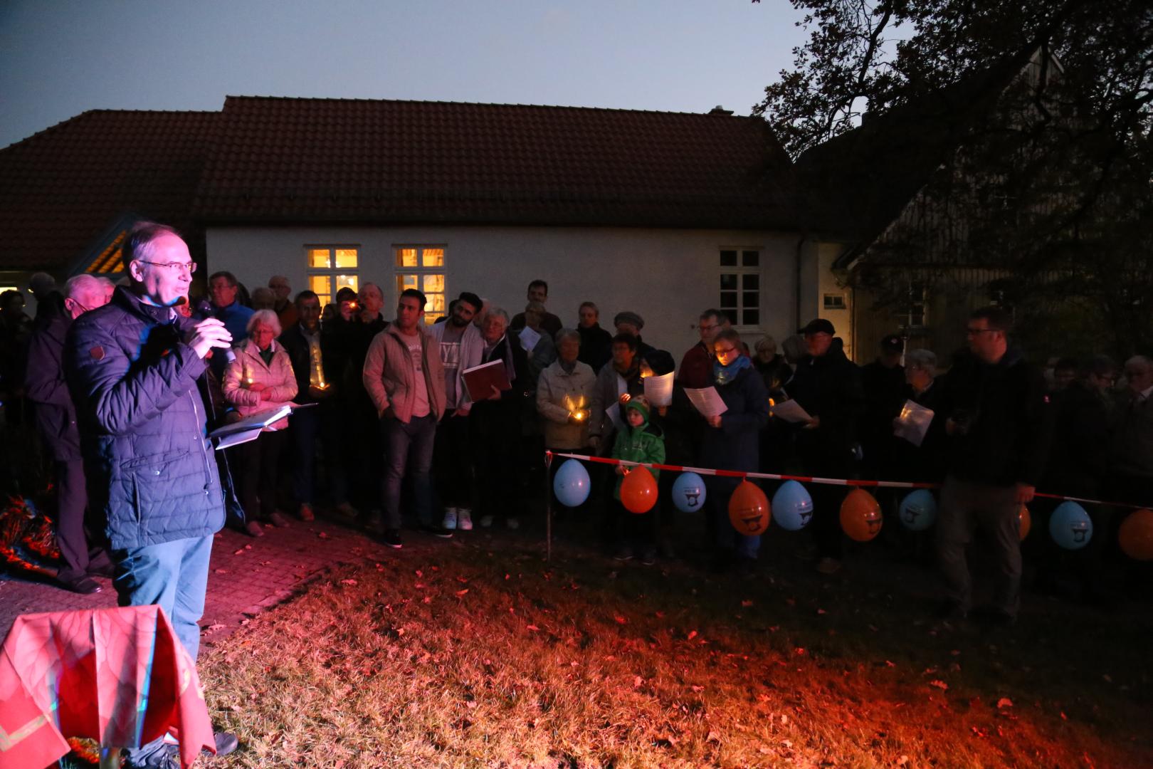 Pflanzen eines Apfelbaumes zum Lutherjahr vor der St. Katharinenkirche