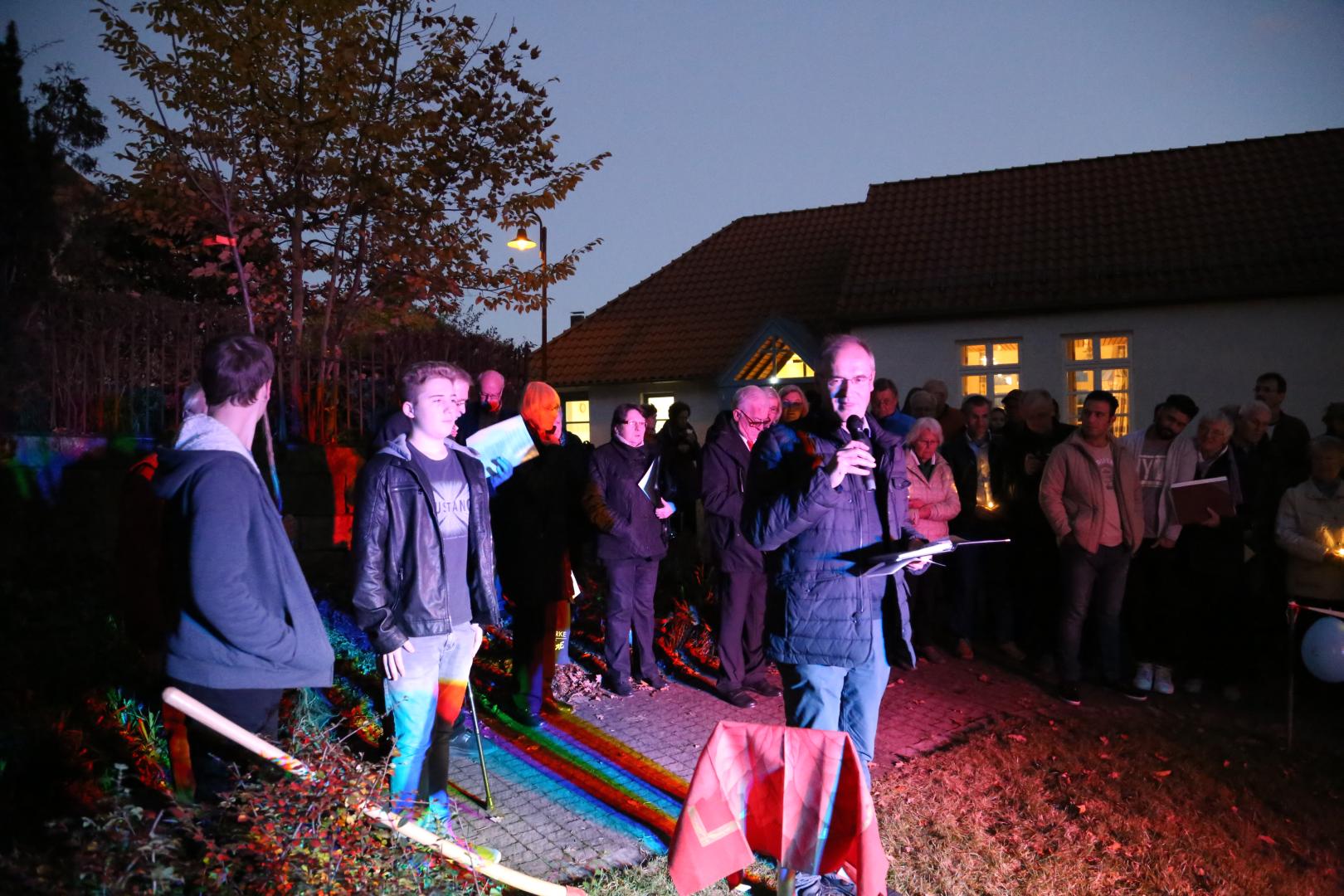 Pflanzen eines Apfelbaumes zum Lutherjahr vor der St. Katharinenkirche