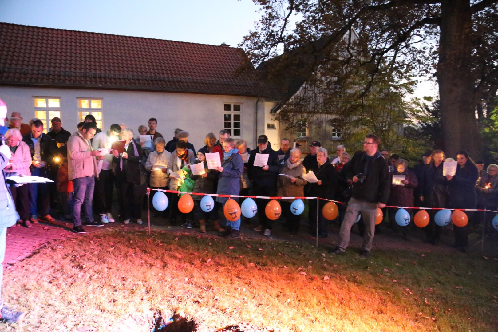 Pflanzen eines Apfelbaumes zum Lutherjahr vor der St. Katharinenkirche