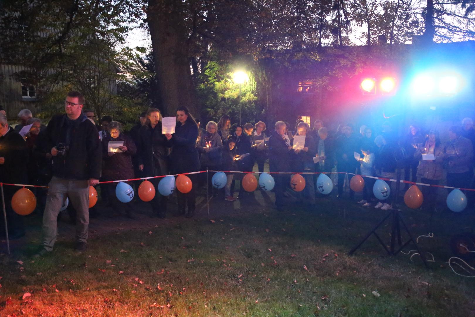 Pflanzen eines Apfelbaumes zum Lutherjahr vor der St. Katharinenkirche