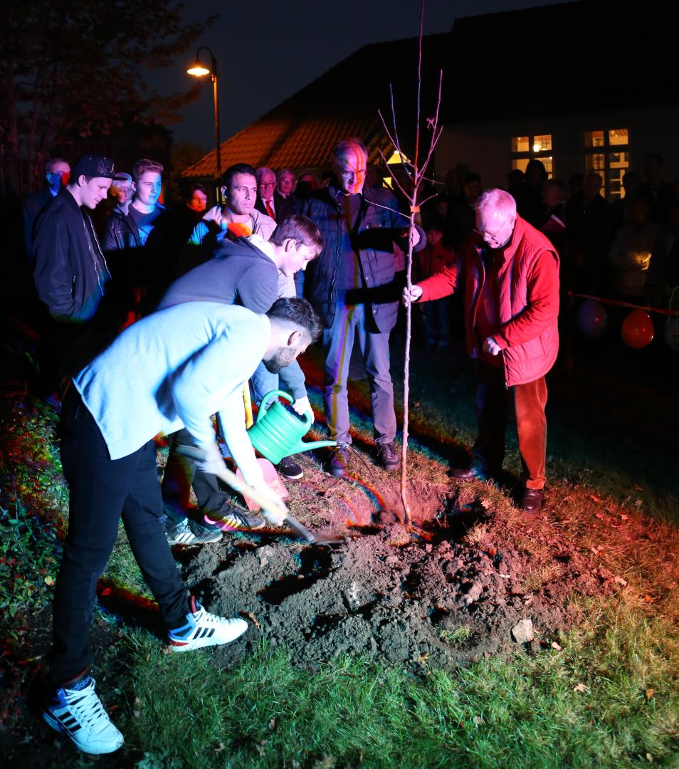 Pflanzen eines Apfelbaumes zum Lutherjahr vor der St. Katharinenkirche