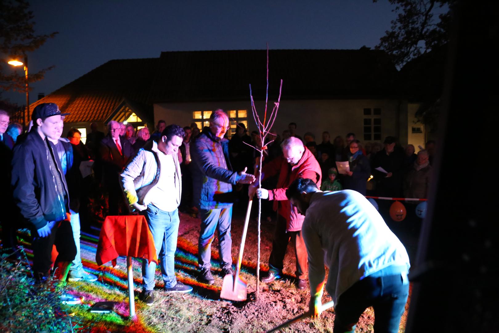 Pflanzen eines Apfelbaumes zum Lutherjahr vor der St. Katharinenkirche