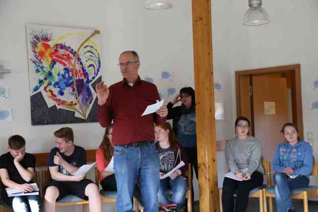 Vorbereitung des Vorstellungsgottesdienst der Konfirmanden in Krelingen