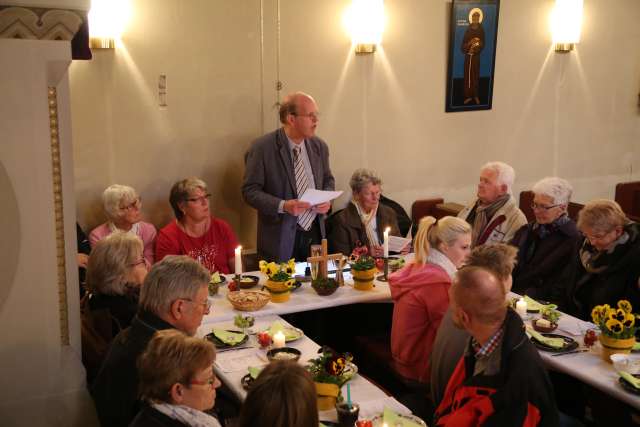 Tischabendmahl am Gründonnerstag in der St. Franziskuskirche