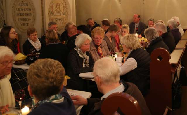 Tischabendmahl am Gründonnerstag in der St. Franziskuskirche