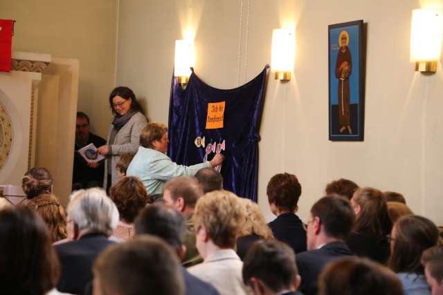 Konfirmation in der St. Franziskuskirche (ausführlich)