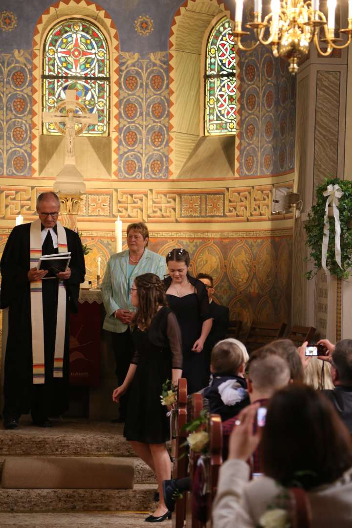 Konfirmation in der St. Franziskuskirche (ausführlich)