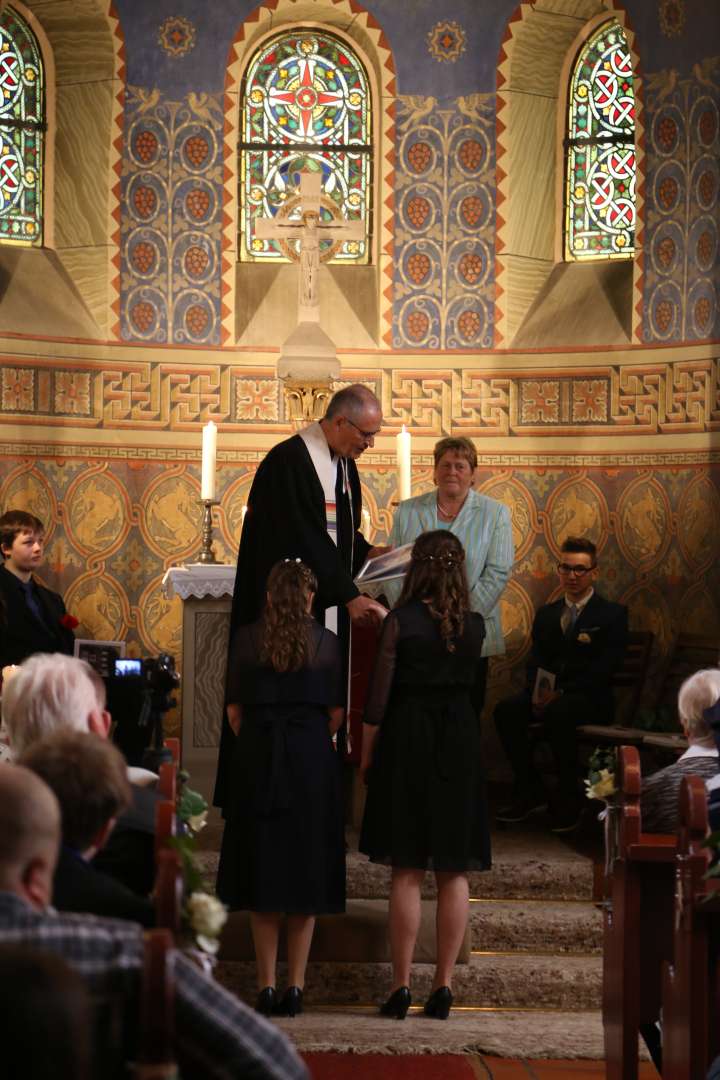 Konfirmation in der St. Franziskuskirche (ausführlich)