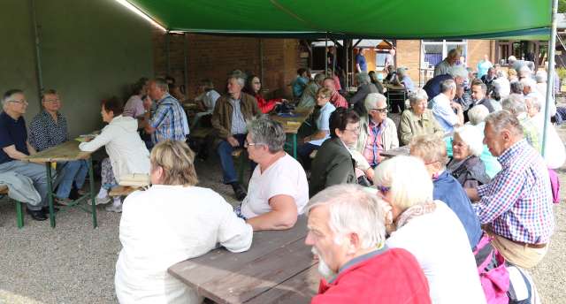 Pfingstgottesdienst auf dem Sportplatz